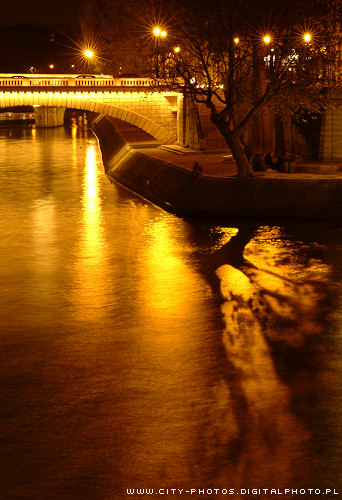 night_photos_paris_seine_river.jpg